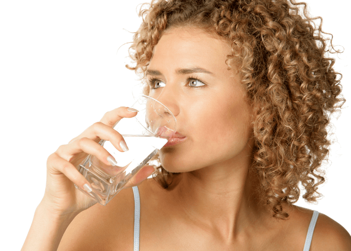 水を飲む女性