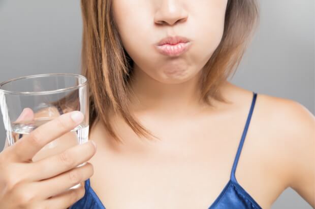 舌苔うがいする女性