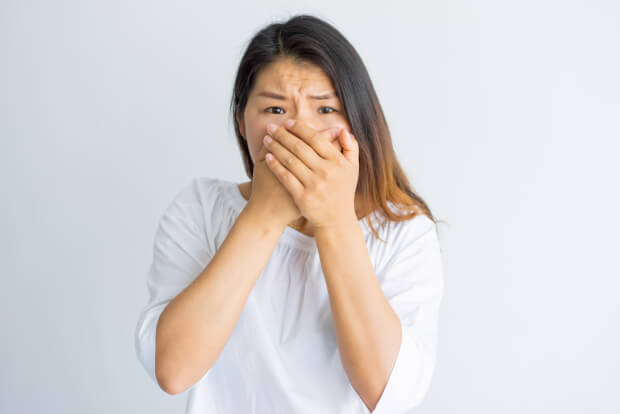 舌がひりひり痛い女性