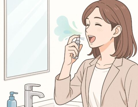 口臭スプレーを鏡の前で使う若い日本人女性。ナチュラルな笑顔でオフィスカジュアル姿。爽やかなミントのエフェクトが口元に広がる、清潔感あるアニメ風イラスト。