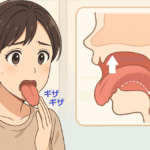 低位舌をセルフチェックする女性と、舌が下がった状態を示す断面図のイラスト。舌のふちに歯型が見えるのが特徴。