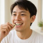 口臭対策のため歯間ブラシでケアしている男性のイラスト